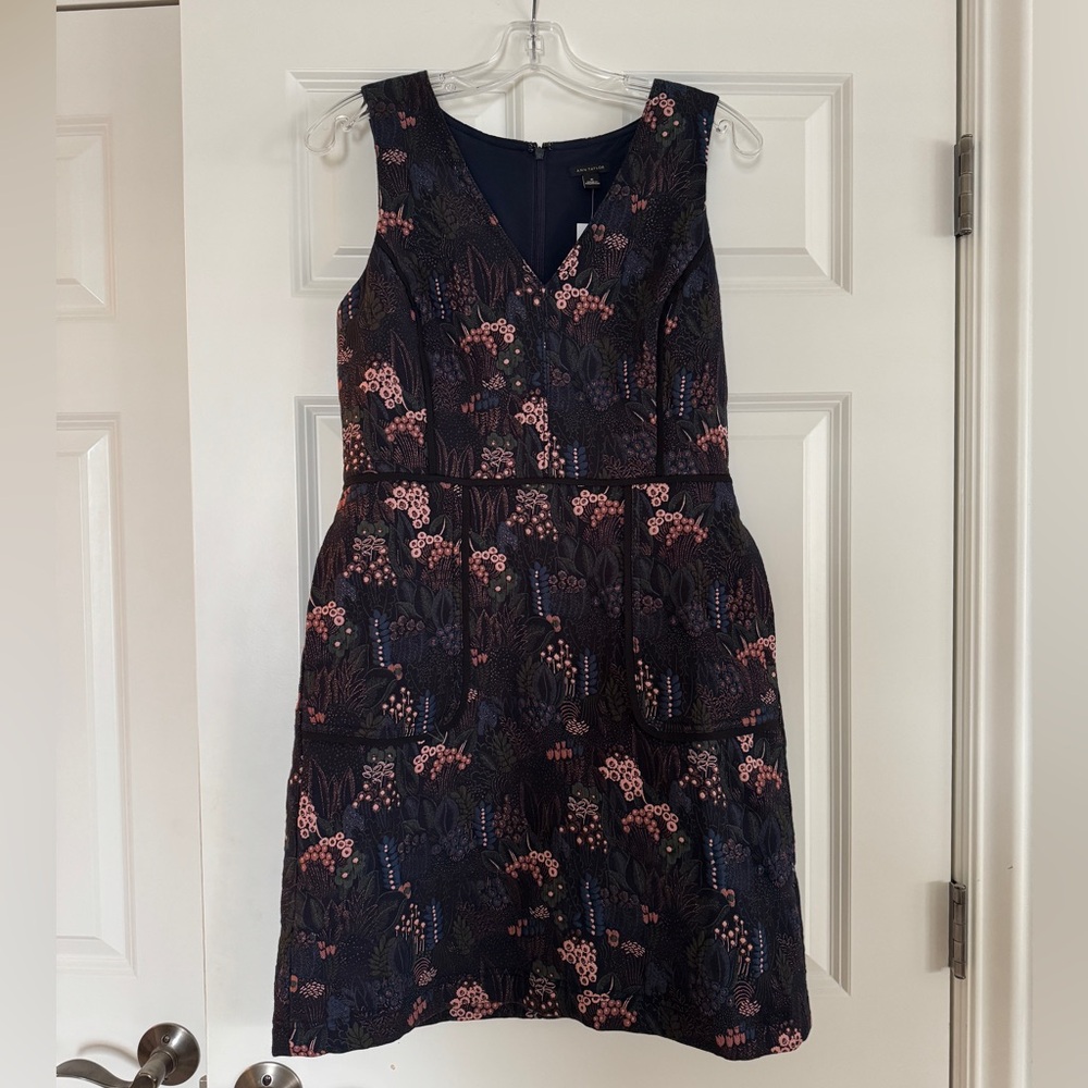 Ann Taylor Navy Floral Brocade V-neck Dress
Size 6, fully lined, NWT